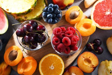 Çeşitli taze mutfak meyveleriyle kompozisyon