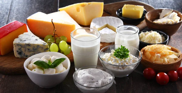 Een Verscheidenheid Aan Zuivelproducten Waaronder Kaas Melk Yoghurt — Stockfoto