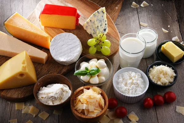 各种奶制品 包括奶酪 牛奶和酸奶 — 图库照片