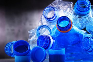 Boş maden suyu şişeleriyle kompozisyon. Plastik atık