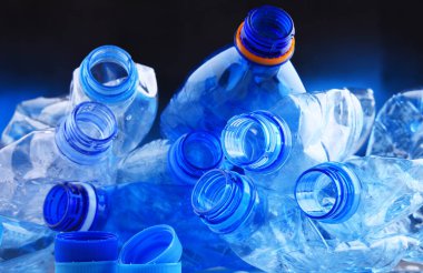 Boş maden suyu şişeleriyle kompozisyon. Plastik atık