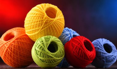Değişik renkli ipliklerden oluşan kompozisyon ve örgü örmek için kanca.