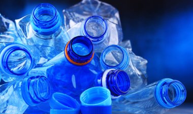 Boş maden suyu şişeleriyle kompozisyon. Plastik atık
