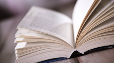 Masanın üzerinde açık bir kitapla kompozisyon.