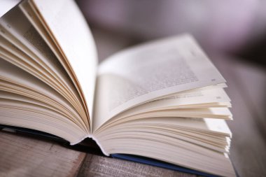 Masanın üzerinde açık bir kitapla kompozisyon.