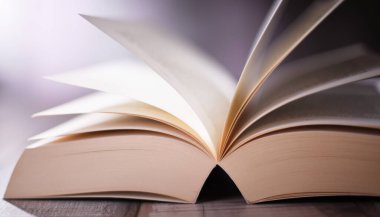 Masanın üzerinde açık bir kitapla kompozisyon.