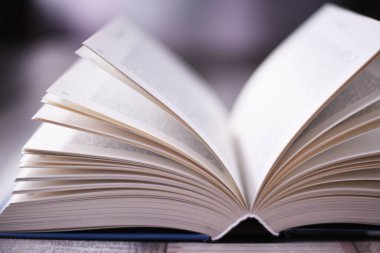 Masanın üzerinde açık bir kitapla kompozisyon.