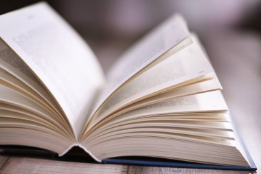 Masanın üzerinde açık bir kitapla kompozisyon.