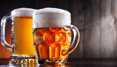 Çeşitli türde bira bardaklarıyla kompozisyon