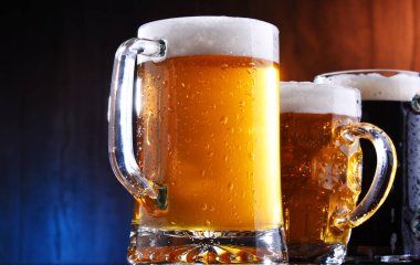 Çeşitli türde bira bardaklarıyla kompozisyon