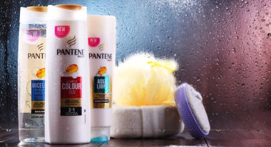 POZNAN, POL - OCT 23, 2020: Pantene şampuanı şişeleri, Procter & Gamble 'a ait popüler saç bakım ürünleri.