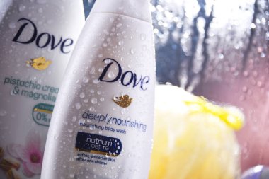 POZNAN, POL - OCT 23, 2020: Unilever 'a ait ve 80' den fazla ülkede satılan kişisel bakım markası olan güvercin ürünleri konteynırları