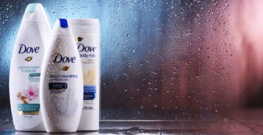 POZNAN, POL - OCT 23, 2020: Pantene şampuanı şişeleri, Procter & Gamble 'a ait popüler saç bakım ürünleri.