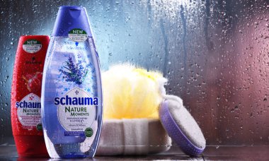 POZNAN, POL - OCT 23, 2020: Schwarzkopf ürünleri şişeleri, Alman kimyager Hans Schwarzkopf tarafından 1927 yılında geliştirilen ilk sıvı şampuan markası.