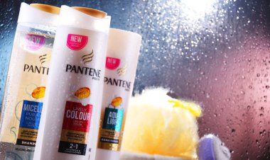POZNAN, POL - OCT 23, 2020: Pantene şampuanı şişeleri, Procter & Gamble 'a ait popüler saç bakım ürünleri.
