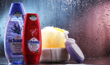 POZNAN, POL - OCT 23, 2020: Schwarzkopf ürünleri şişeleri, Alman kimyager Hans Schwarzkopf tarafından 1927 yılında geliştirilen ilk sıvı şampuan markası.