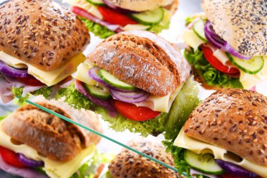 Jambonlu ve peynirli sandviçler satılık..