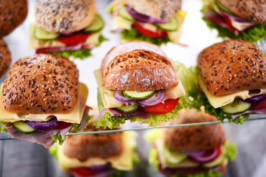 Jambonlu ve peynirli sandviçler satılık..