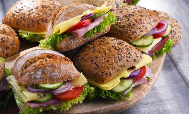 Jambonlu ve peynirli sandviçler mutfak masasında..