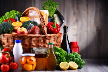 Taze sebze ve meyve içeren çeşitli sebze ürünleriyle dolu bir sepet.