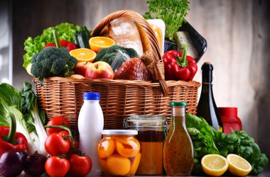 Taze sebze ve meyve içeren çeşitli sebze ürünleriyle dolu bir sepet.