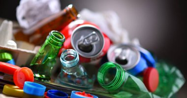 Cam, plastik, metal ve kağıttan oluşan geri dönüşümlü çöp..