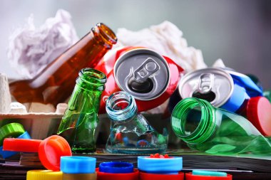 Cam, plastik, metal ve kağıttan oluşan geri dönüşümlü çöp..