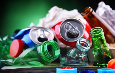 Cam, plastik, metal ve kağıttan oluşan geri dönüşümlü çöp..