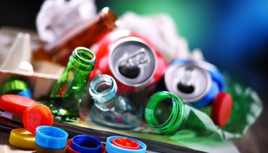 Cam, plastik, metal ve kağıttan oluşan geri dönüşümlü çöp..