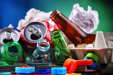 Cam, plastik, metal ve kağıttan oluşan geri dönüşümlü çöp..