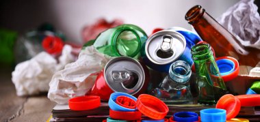 Cam, plastik, metal ve kağıttan oluşan geri dönüşümlü çöp..