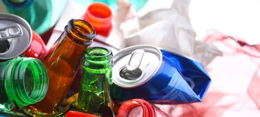 Cam, plastik, metal ve kağıttan oluşan geri dönüşümlü çöp..