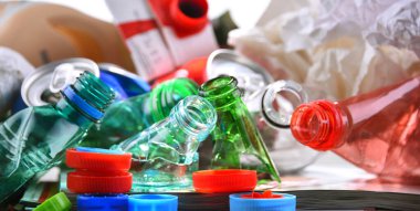 Cam, plastik, metal ve kağıttan oluşan geri dönüşümlü çöp..