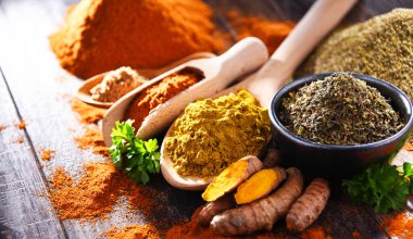 Ahşap mutfak masasında baharatlı kompozisyon.