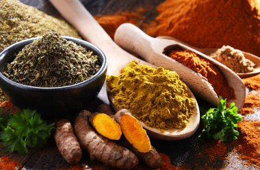 Ahşap mutfak masasında baharatlı kompozisyon.