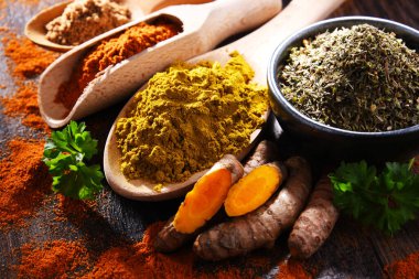 Ahşap mutfak masasında baharatlı kompozisyon.