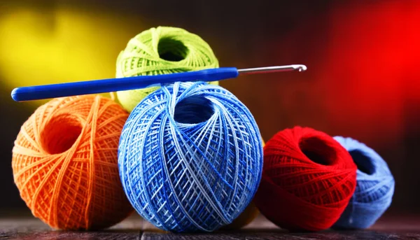 Composição Com Variedade Fios Coloridos Diferentes Gancho Para Crochê — Fotografia de Stock