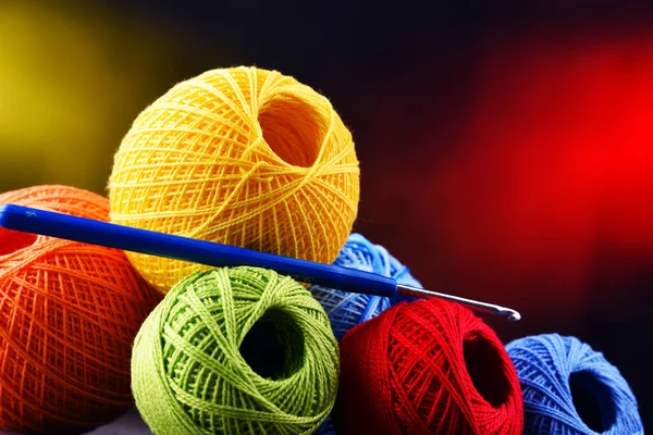Σύνθεση Διάφορα Χρωματιστά Νήματα Και Γάντζο Για Crocheting — Φωτογραφία Αρχείου