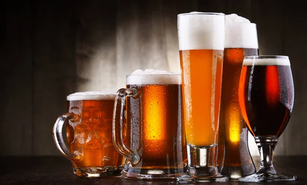 Σύνθεση Ποτήρια Μπύρας Διαφόρων Ειδών — Φωτογραφία Αρχείου