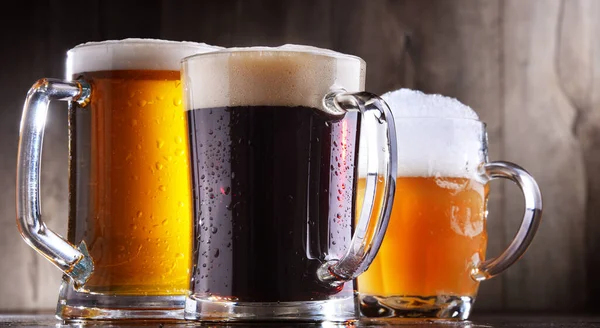 Çeşitli türde bira bardaklarıyla kompozisyon