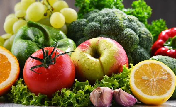 Σύνθεση Φρέσκα Βιολογικά Λαχανικά Και Φρούτα — Φωτογραφία Αρχείου