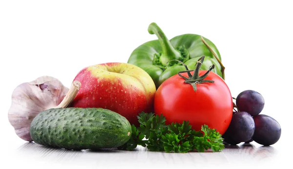 Zusammensetzung Mit Frischem Gemüse Und Obst Isoliert Auf Weißem Hintergrund — Stockfoto