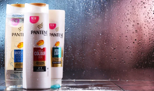 POZNAN, POL - OCT 23, 2020: Pantene şampuanı şişeleri, Procter & Gamble 'a ait popüler saç bakım ürünleri.