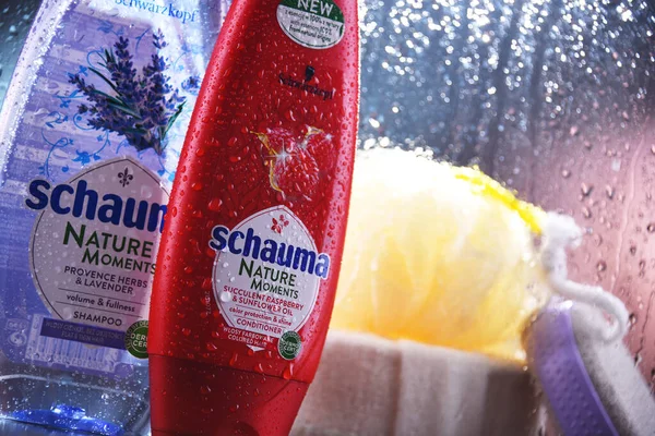 POZNAN, POL - OCT 23, 2020: Schwarzkopf ürünleri şişeleri, Alman kimyager Hans Schwarzkopf tarafından 1927 yılında geliştirilen ilk sıvı şampuan markası.