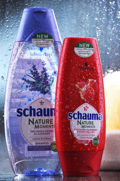 POZNAN, POL - OCT 23, 2020: Schwarzkopf ürünleri şişeleri, Alman kimyager Hans Schwarzkopf tarafından 1927 yılında geliştirilen ilk sıvı şampuan markası.