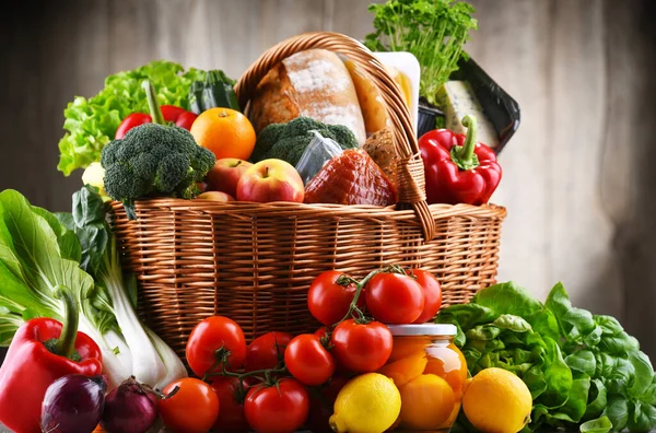 Taze sebze ve meyve içeren çeşitli sebze ürünleriyle dolu bir sepet.