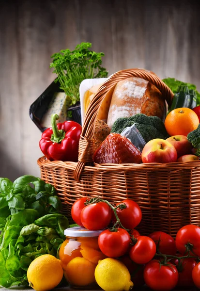 Taze sebze ve meyve içeren çeşitli sebze ürünleriyle dolu bir sepet.