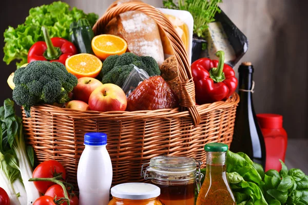 Wicker Basket Assorted Grocery Products Including Fresh Vegetables Fruits — Stock Photo, Image