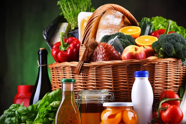 Panier Osier Avec Divers Produits Épicerie Compris Des Légumes Fruits — Photo