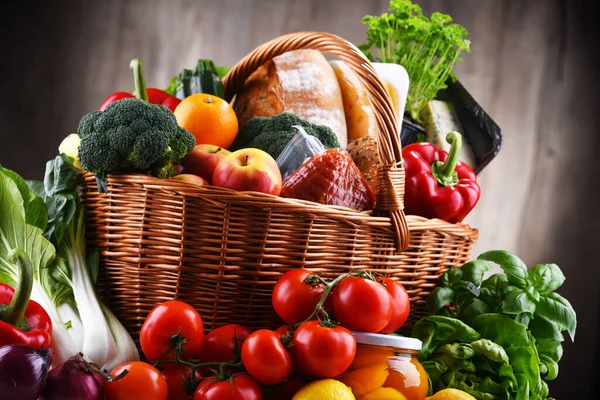 Taze sebze ve meyve içeren çeşitli sebze ürünleriyle dolu bir sepet.